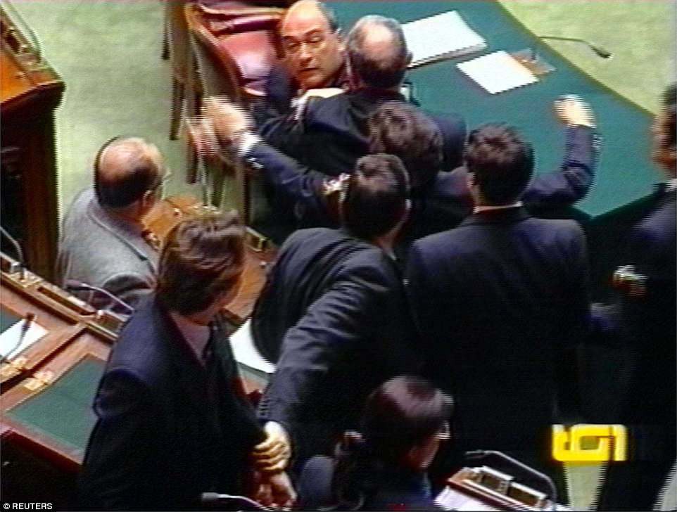 20 năm trước, “Người ngoài hành tinh” Ronaldo đang làm ngây ngất hàng triệu con tim - Ảnh 6. 20 năm trước, “Người ngoài hành tinh” Ronaldo đang làm ngây ngất hàng triệu con tim - Ảnh 6.