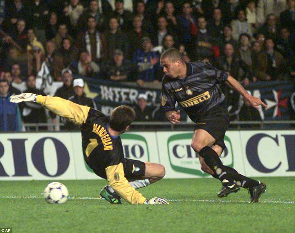 20 năm trước, “Người ngoài hành tinh” Ronaldo đang làm ngây ngất hàng triệu con tim - Ảnh 7. 20 năm trước, “Người ngoài hành tinh” Ronaldo đang làm ngây ngất hàng triệu con tim - Ảnh 7.